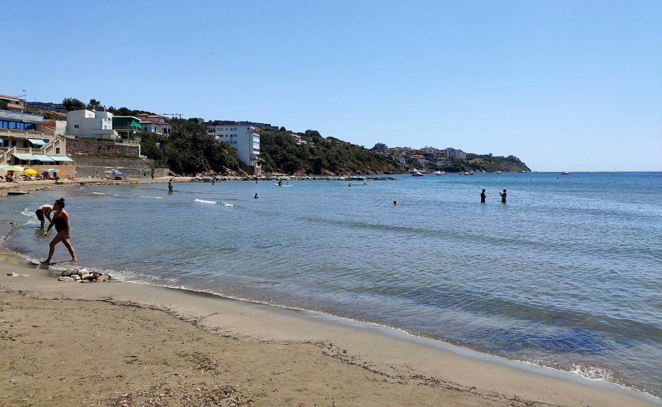 Spiaggia Salivoli'in fotoğrafı kahverengi kum yüzey ile