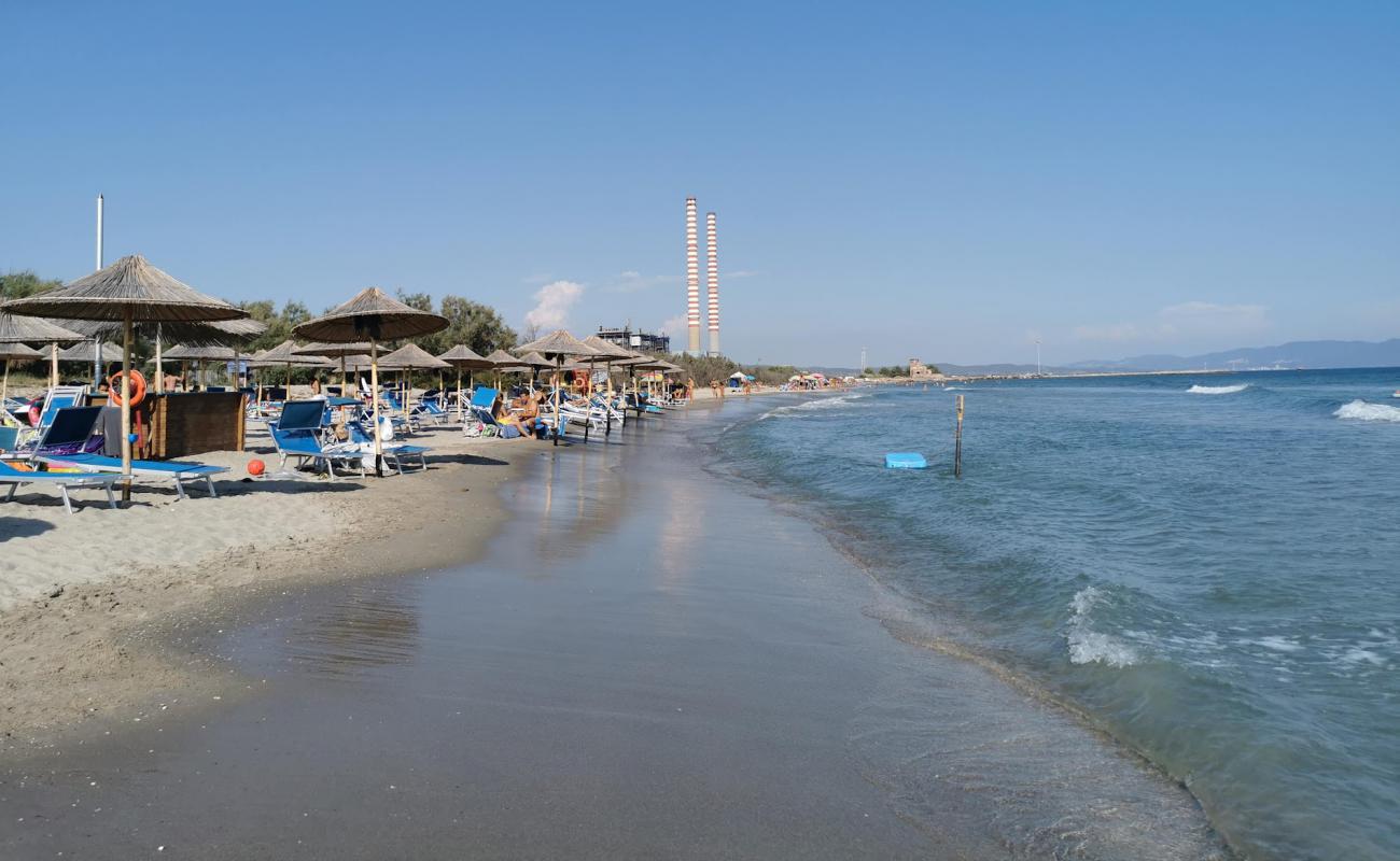 Spiaggia degli'in fotoğrafı küçük gri çakıllar yüzey ile