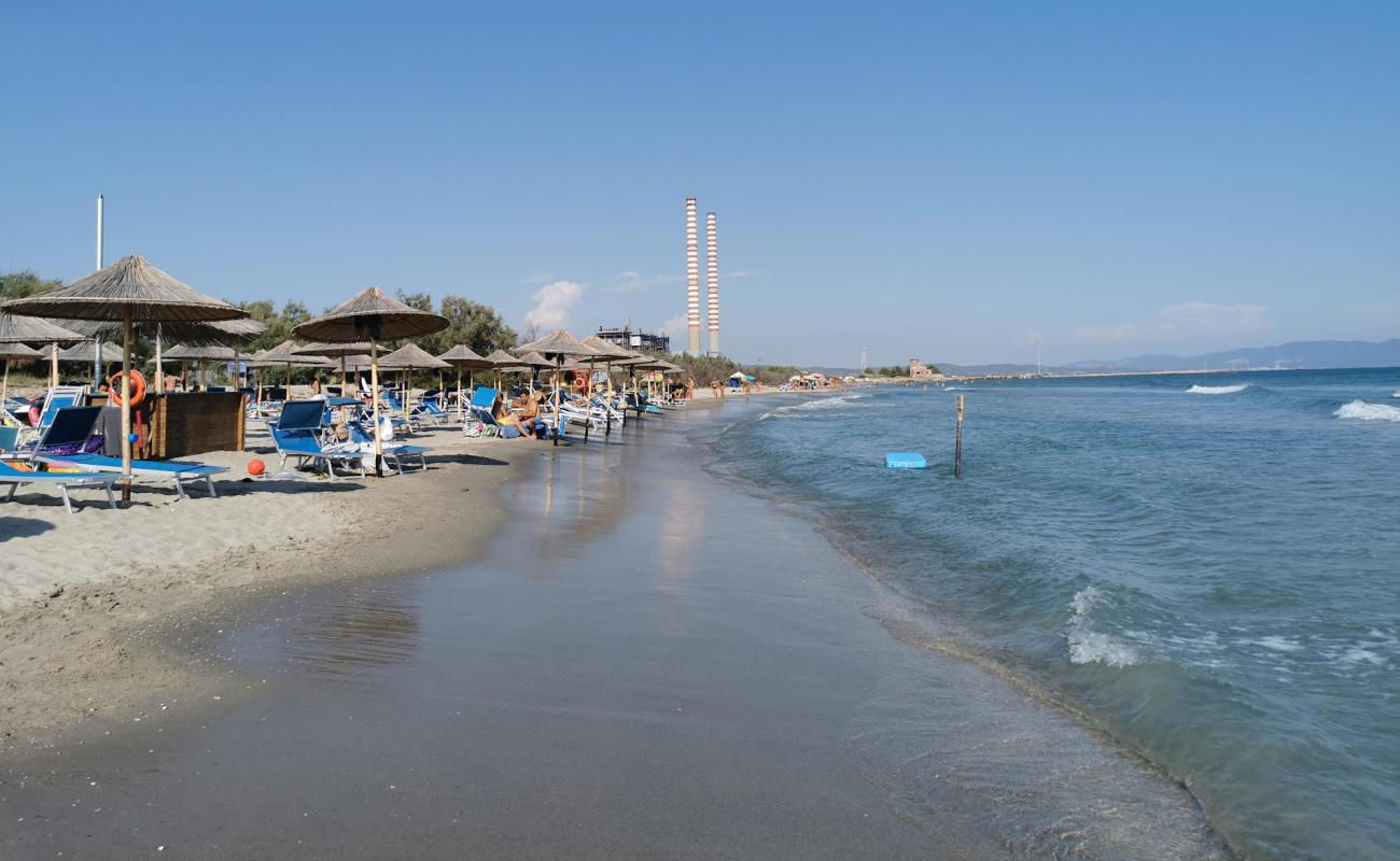 Spiaggia quagliodromo'in fotoğrafı kahverengi kum yüzey ile