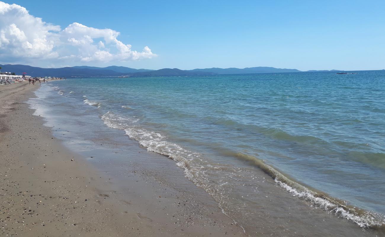 Follonica beach II'in fotoğrafı kahverengi kum yüzey ile