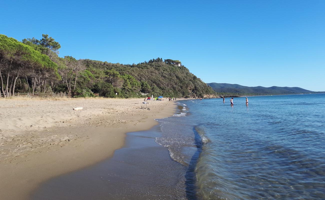 Cala Civette'in fotoğrafı kahverengi kum yüzey ile