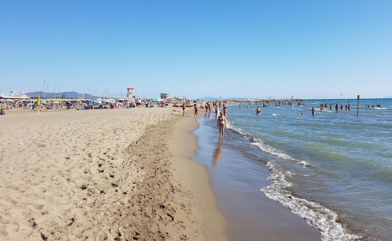 Spiaggia Marina di Grosseto'in fotoğrafı kahverengi kum yüzey ile