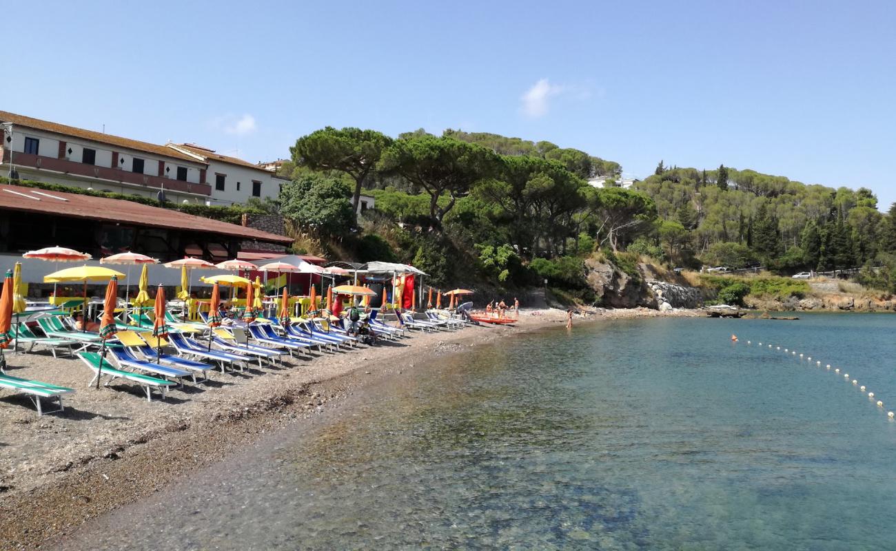 La Soda beach'in fotoğrafı gri çakıl taşı yüzey ile