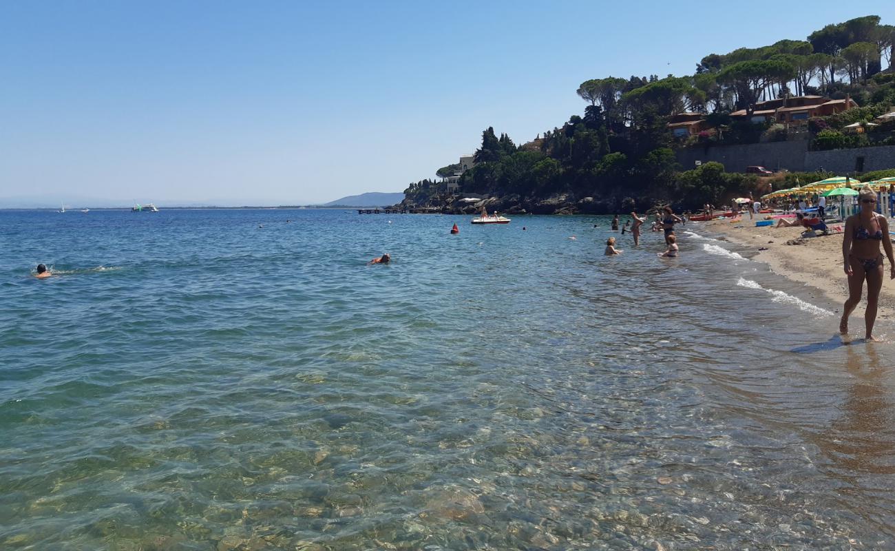 Pozzarello beach'in fotoğrafı siyah kum ve çakıl yüzey ile