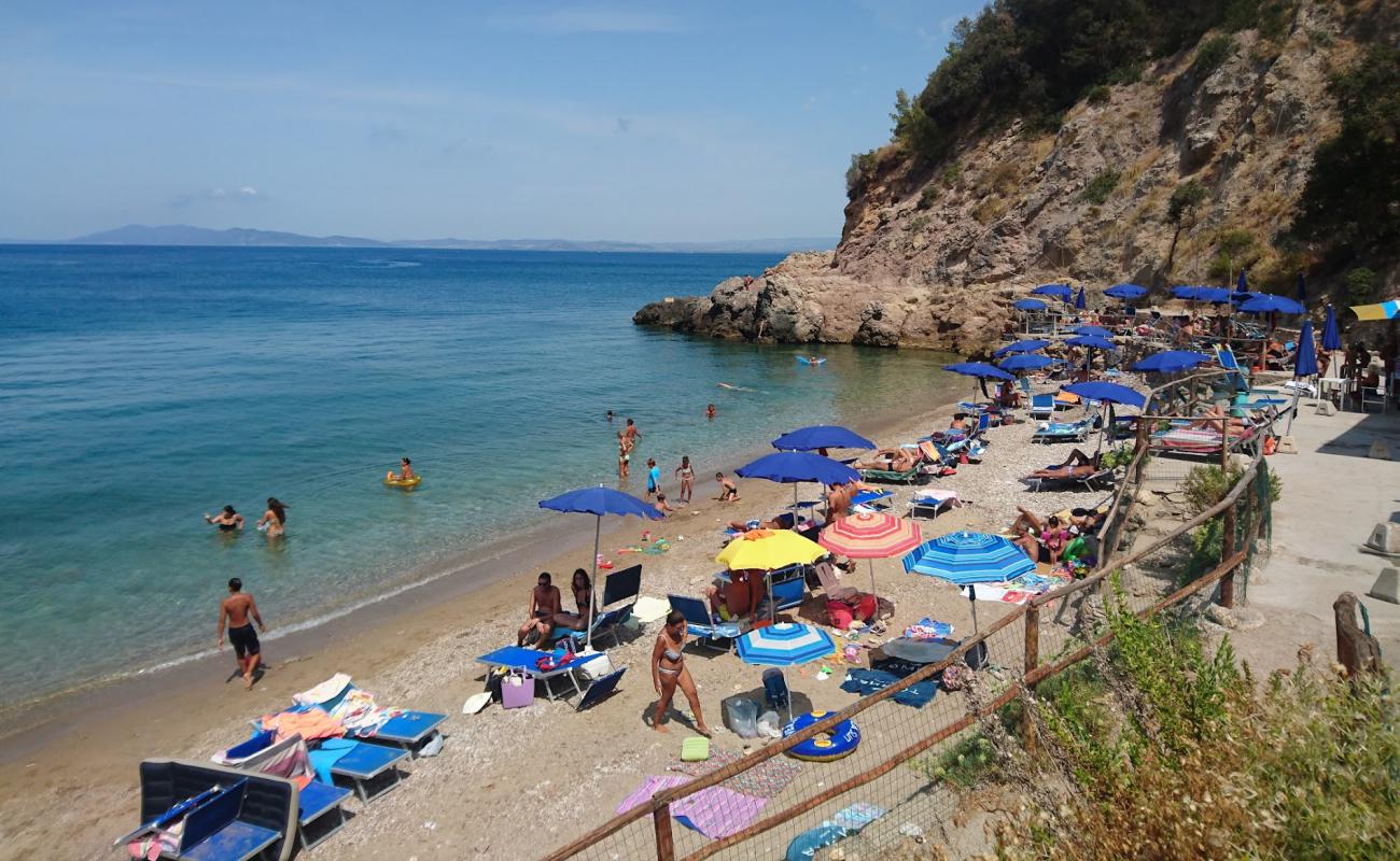 Spiaggia La Cantoniera'in fotoğrafı koyu i̇nce çakıl yüzey ile