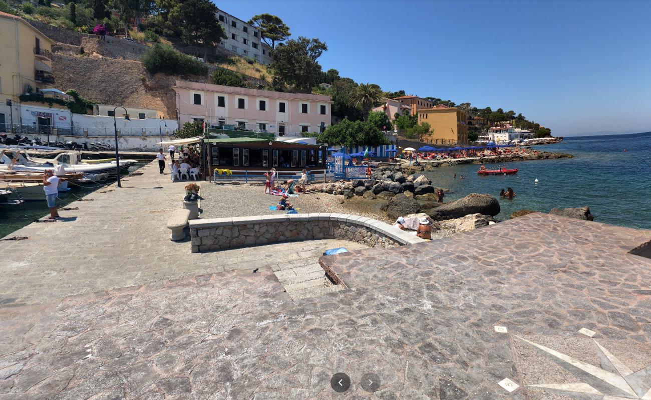 Capitaneria Di Porto'in fotoğrafı mavi sular yüzey ile