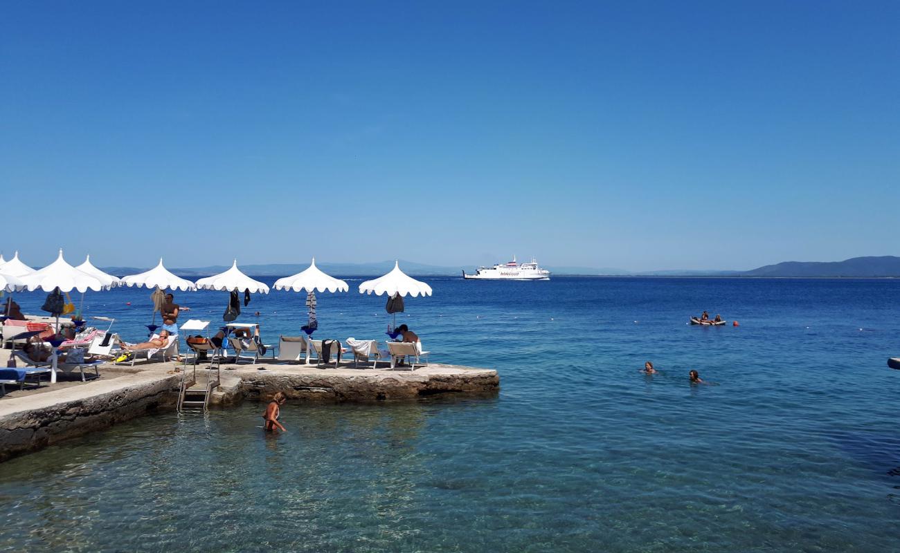 Porto St.Stefano beach'in fotoğrafı beton kapak yüzey ile