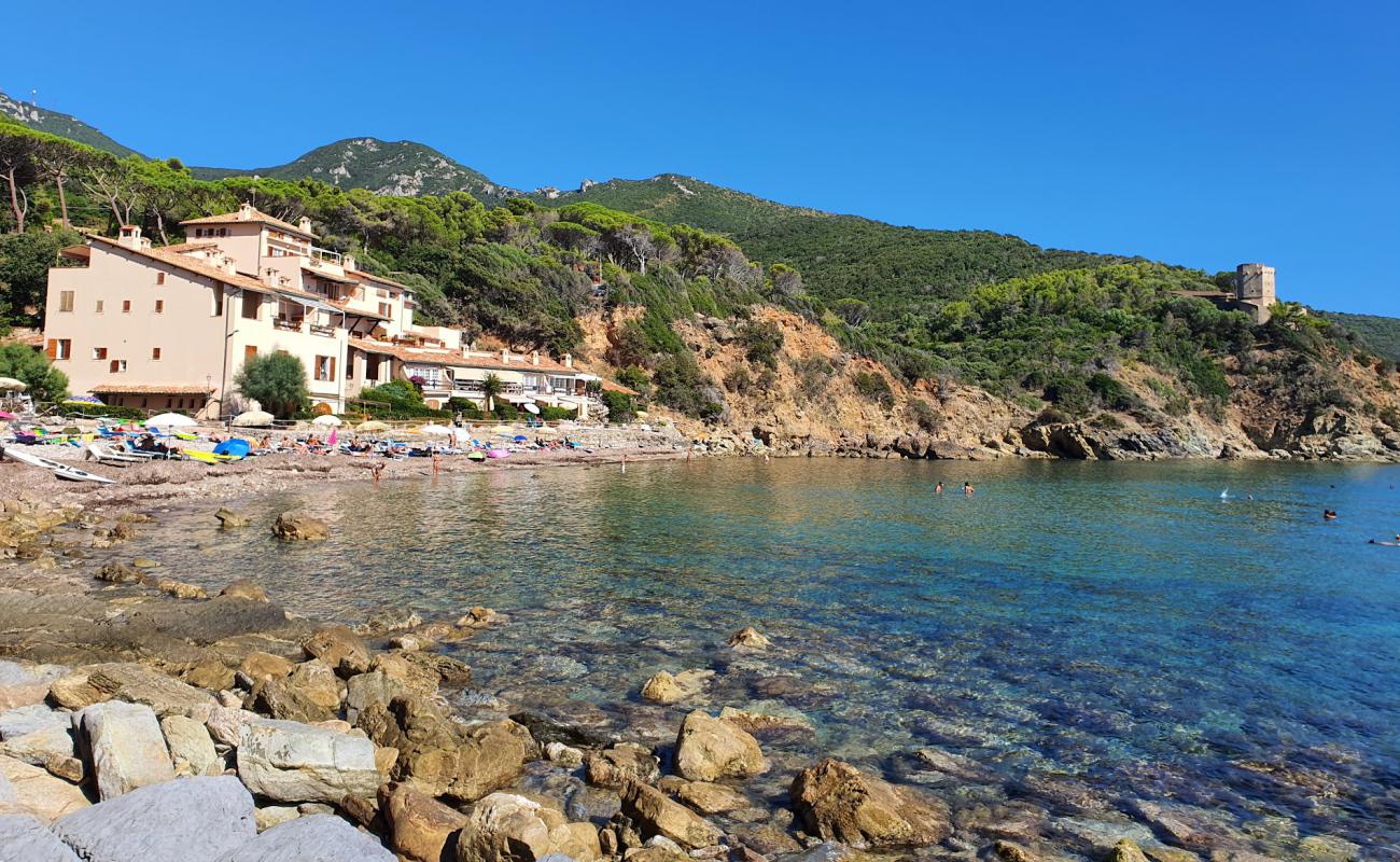 Spiaggia Le Cannelle'in fotoğrafı gri çakıl taşı yüzey ile