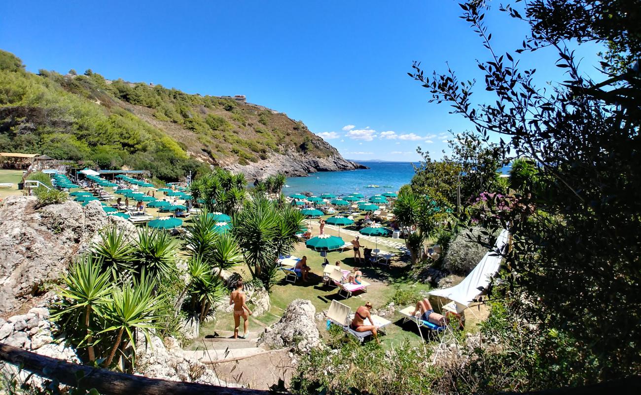 Riva del Marchese Beach Club'in fotoğrafı taşlı kum yüzey ile