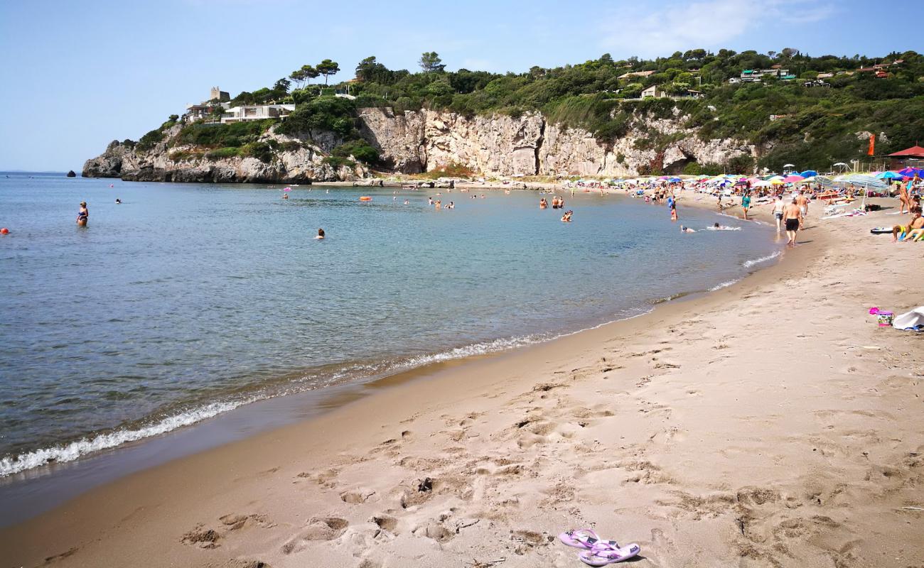 Ansedonia Beach'in fotoğrafı siyah kum yüzey ile