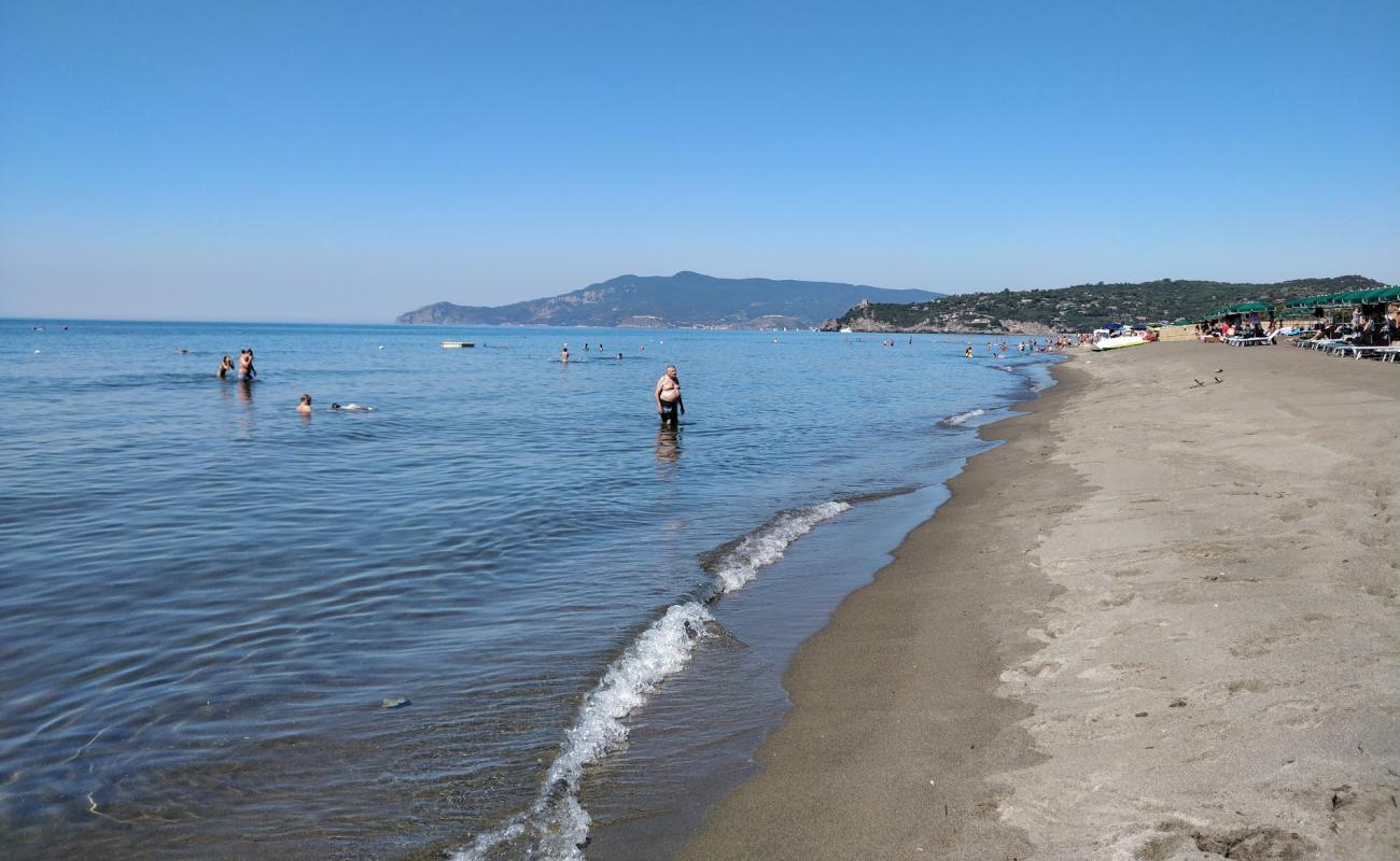 Spiaggia Capalbio'in fotoğrafı siyah kum yüzey ile