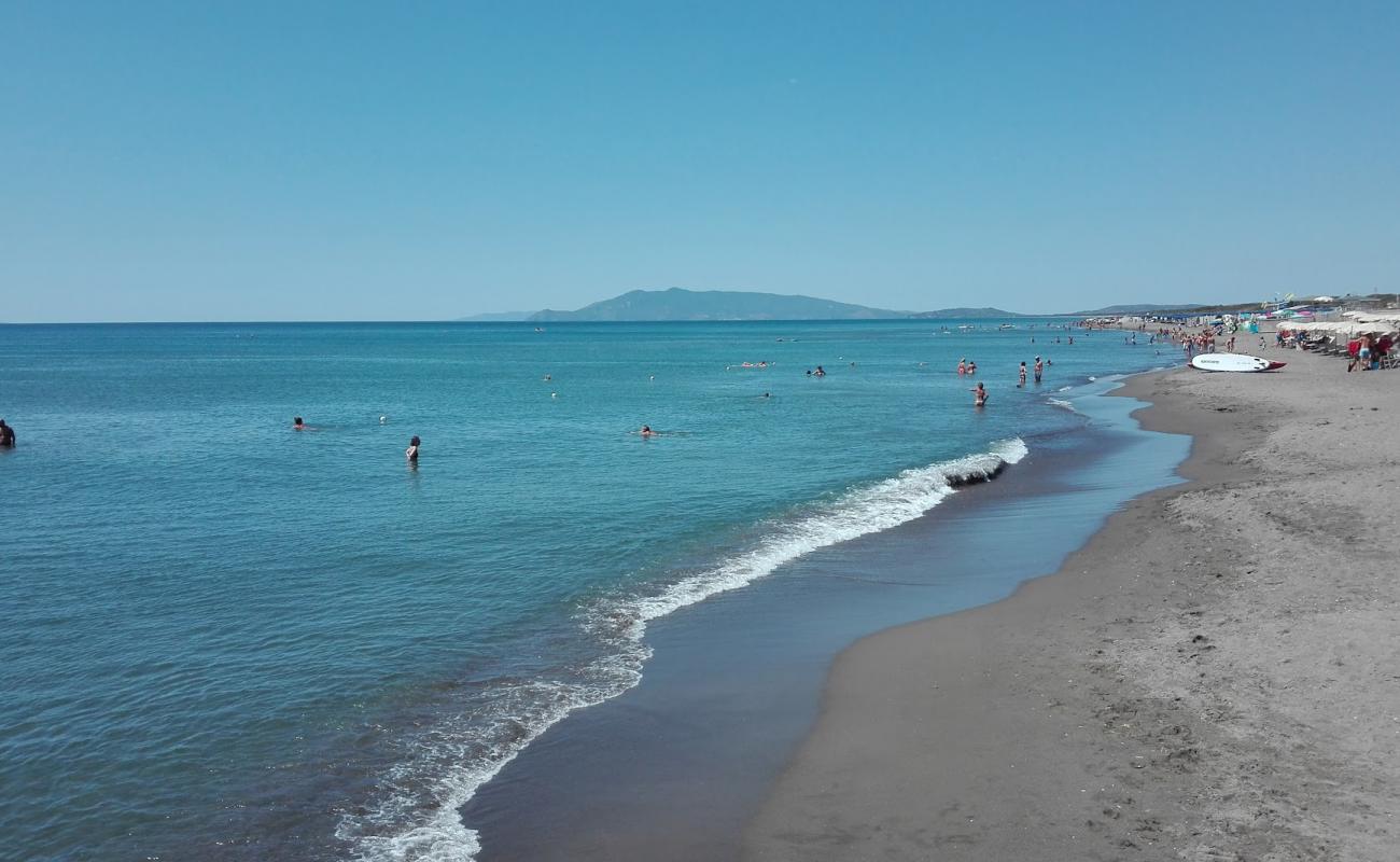 Spiaggia Oasi di Macchiatonda'in fotoğrafı gri kum yüzey ile