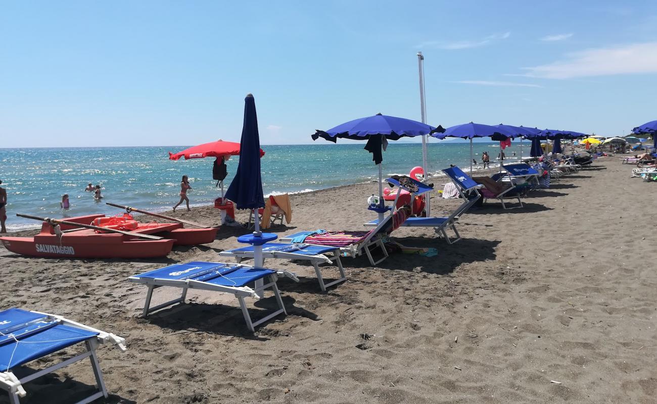 Montalto Marina beach III'in fotoğrafı kahverengi kum yüzey ile