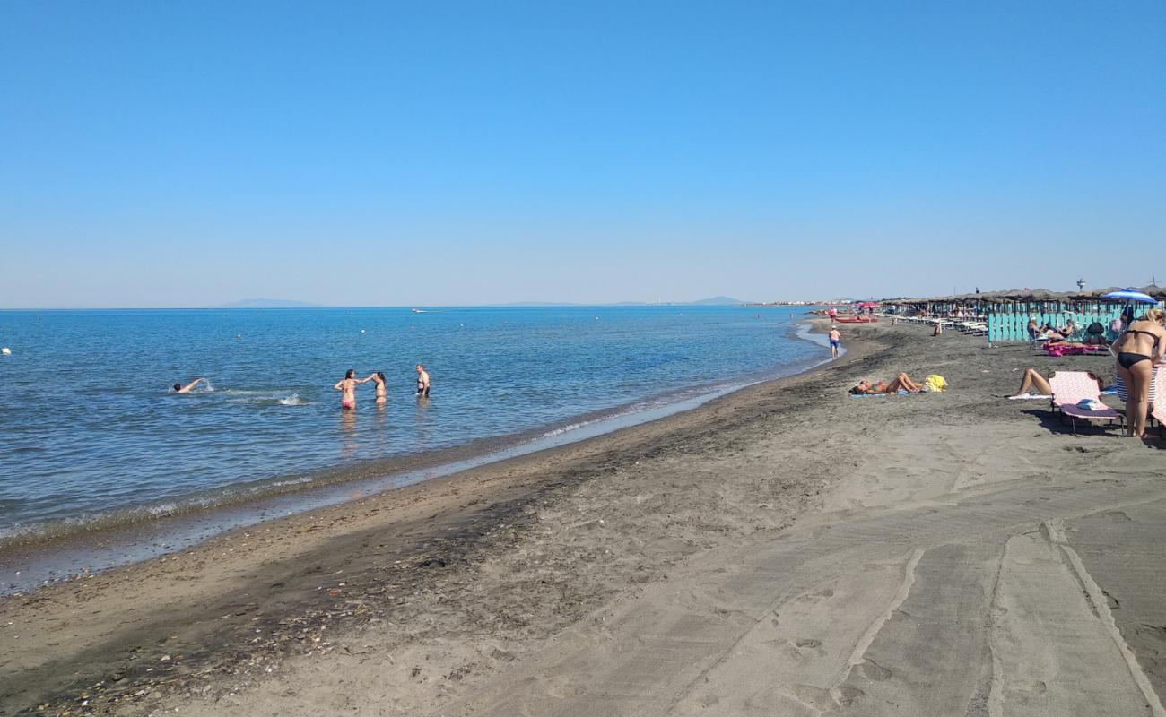 Lido di Tarquinia beach'in fotoğrafı kahverengi kum yüzey ile