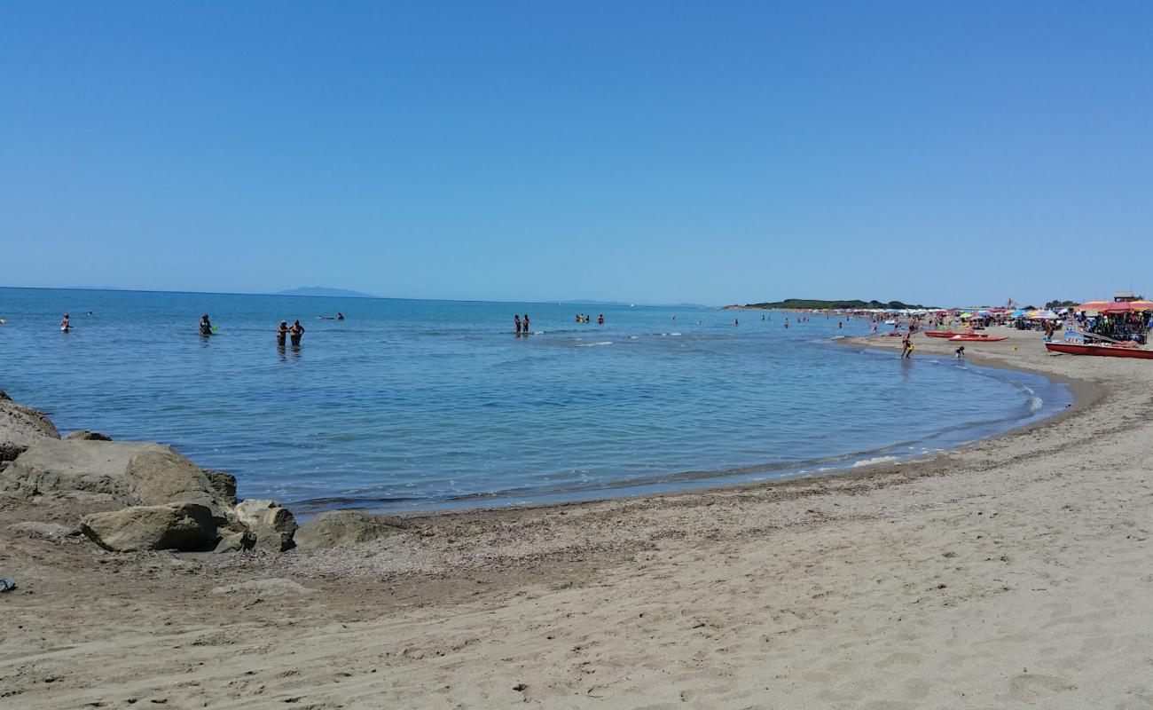 Er Corsaro beach'in fotoğrafı kahverengi kum yüzey ile