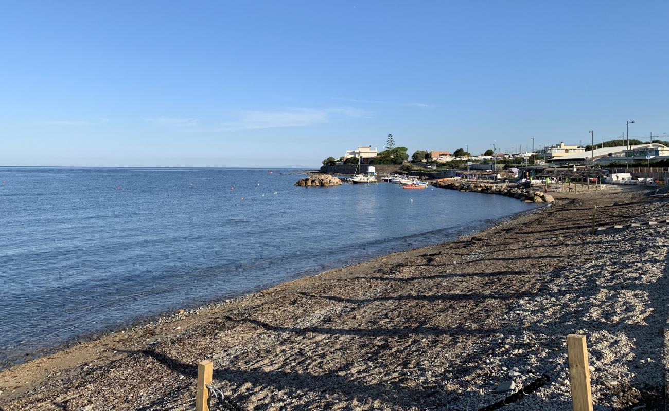 Little paradise beach'in fotoğrafı gri çakıl taşı yüzey ile