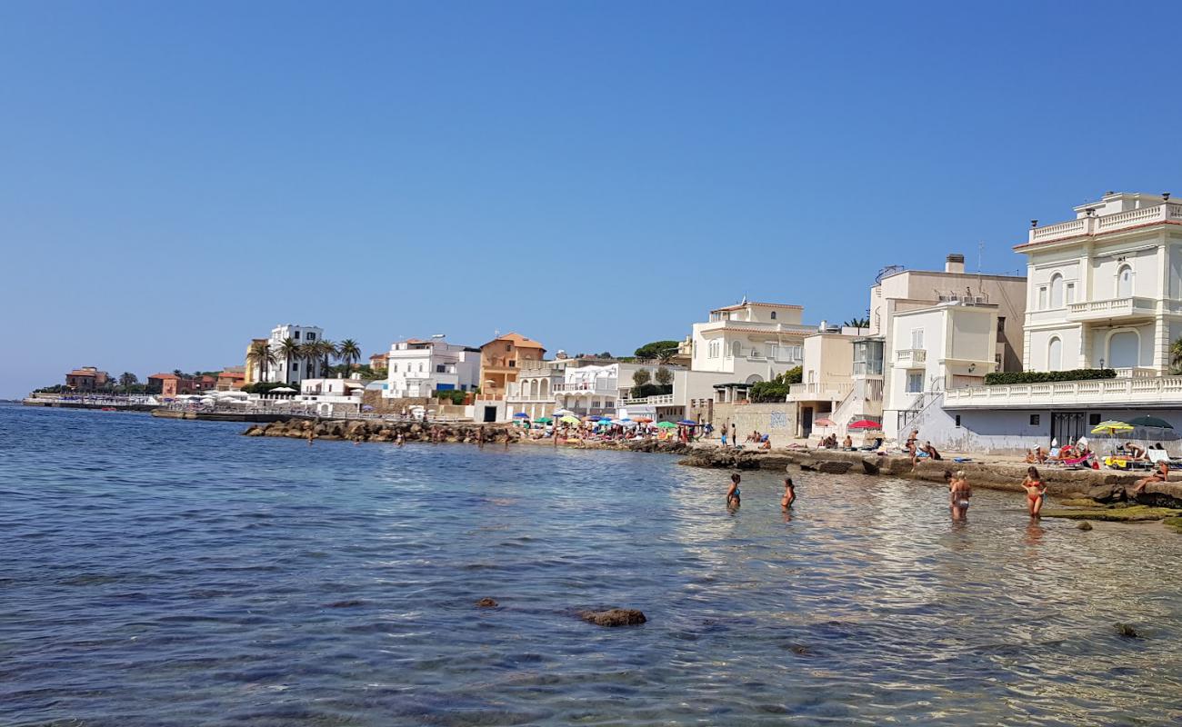 Santa Marinella beach II'in fotoğrafı kahverengi kum yüzey ile