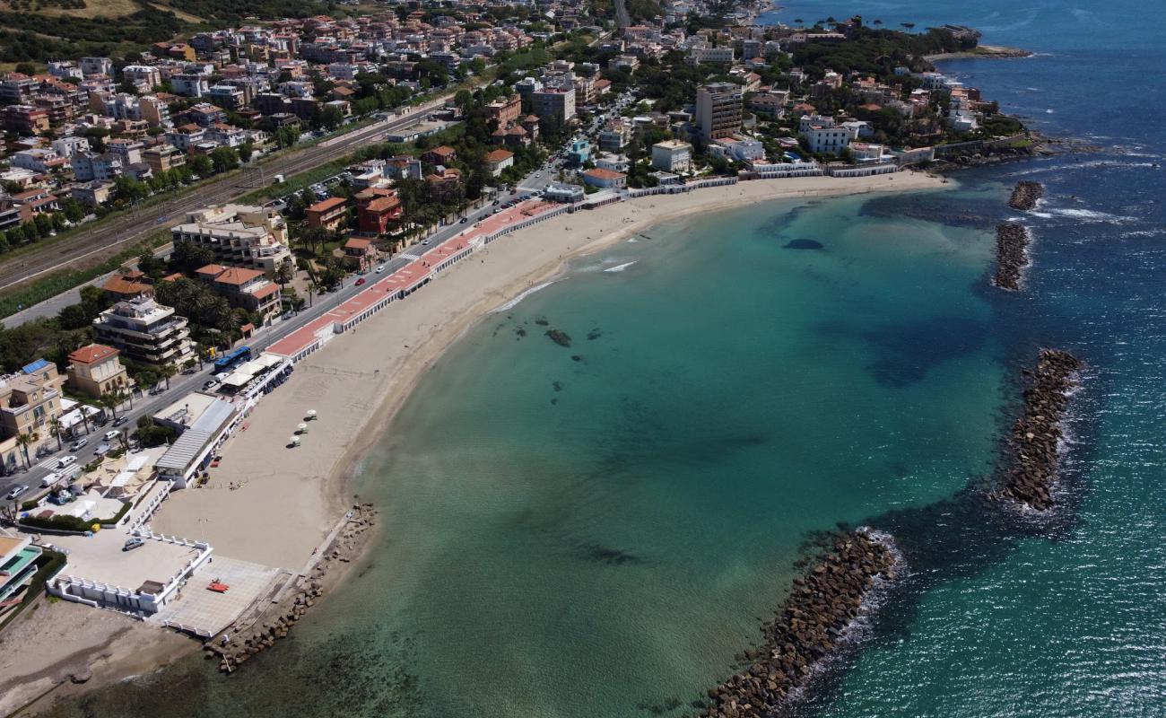 Santa Marinella beach'in fotoğrafı kahverengi kum yüzey ile