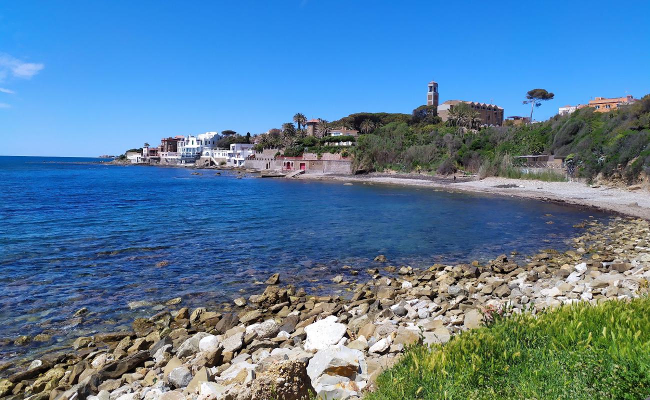 Santa Marinella porto'in fotoğrafı taşlar yüzey ile