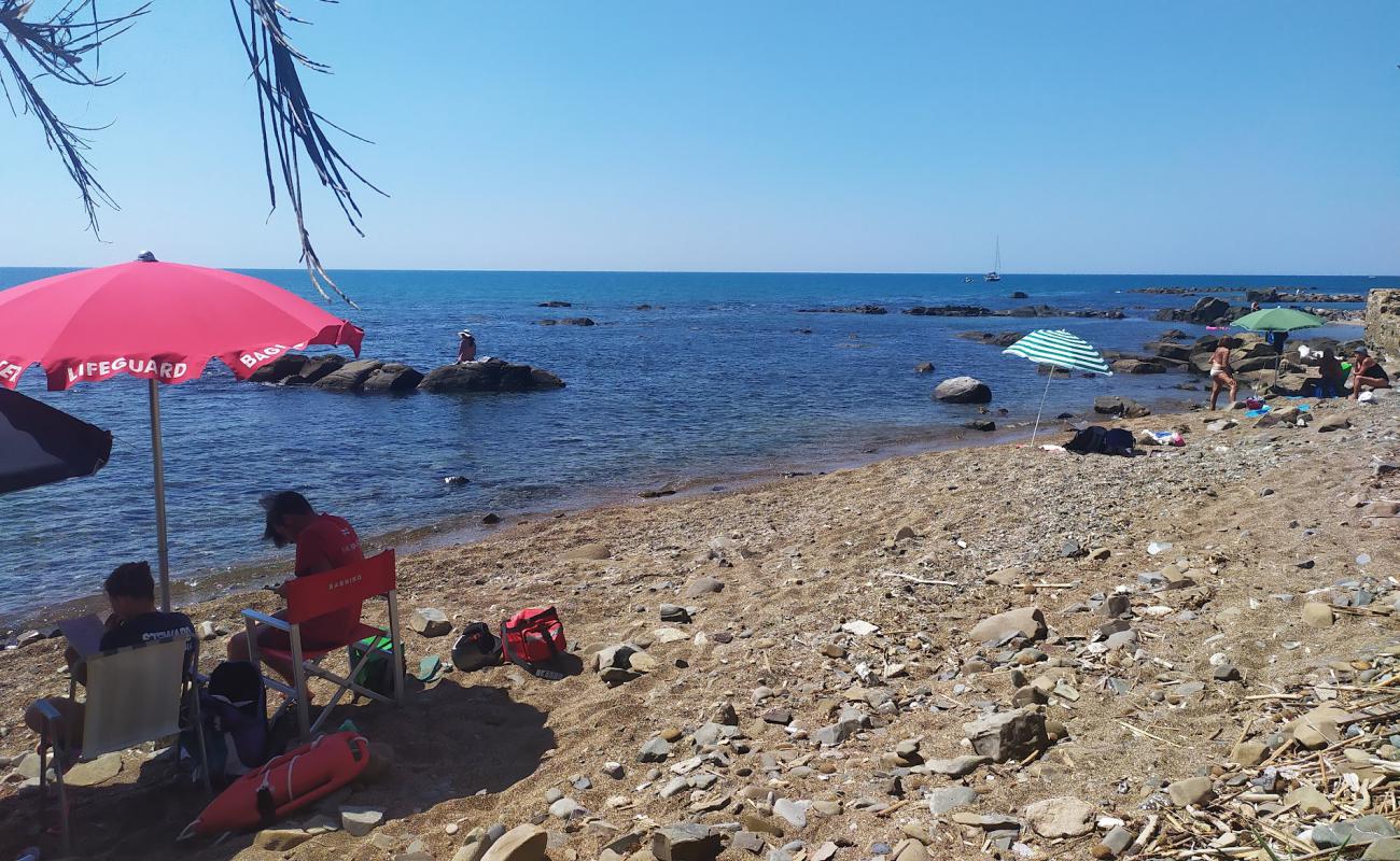 La spiaggia bella'in fotoğrafı gri ince çakıl taş yüzey ile