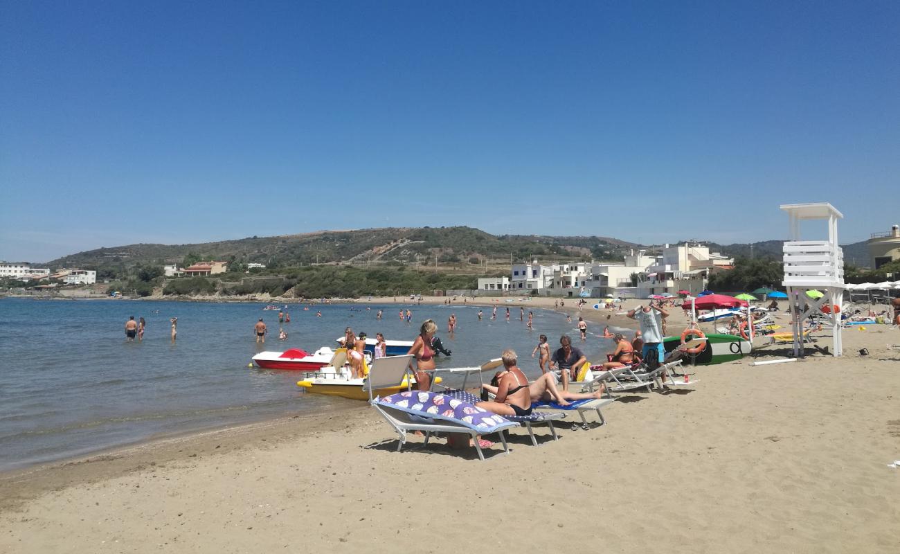 Spiaggia "la Toscana"'in fotoğrafı kahverengi kum yüzey ile