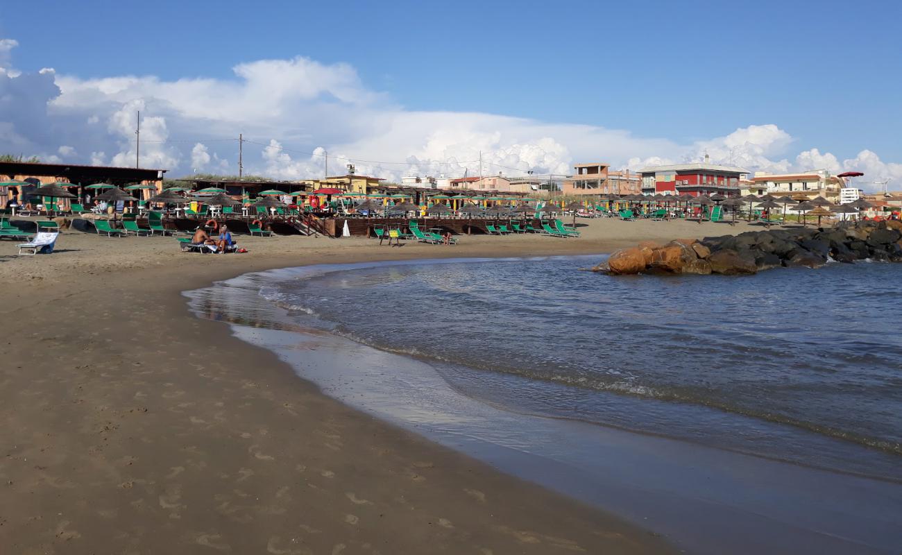 Torre Flavia Beach'in fotoğrafı kahverengi kum yüzey ile