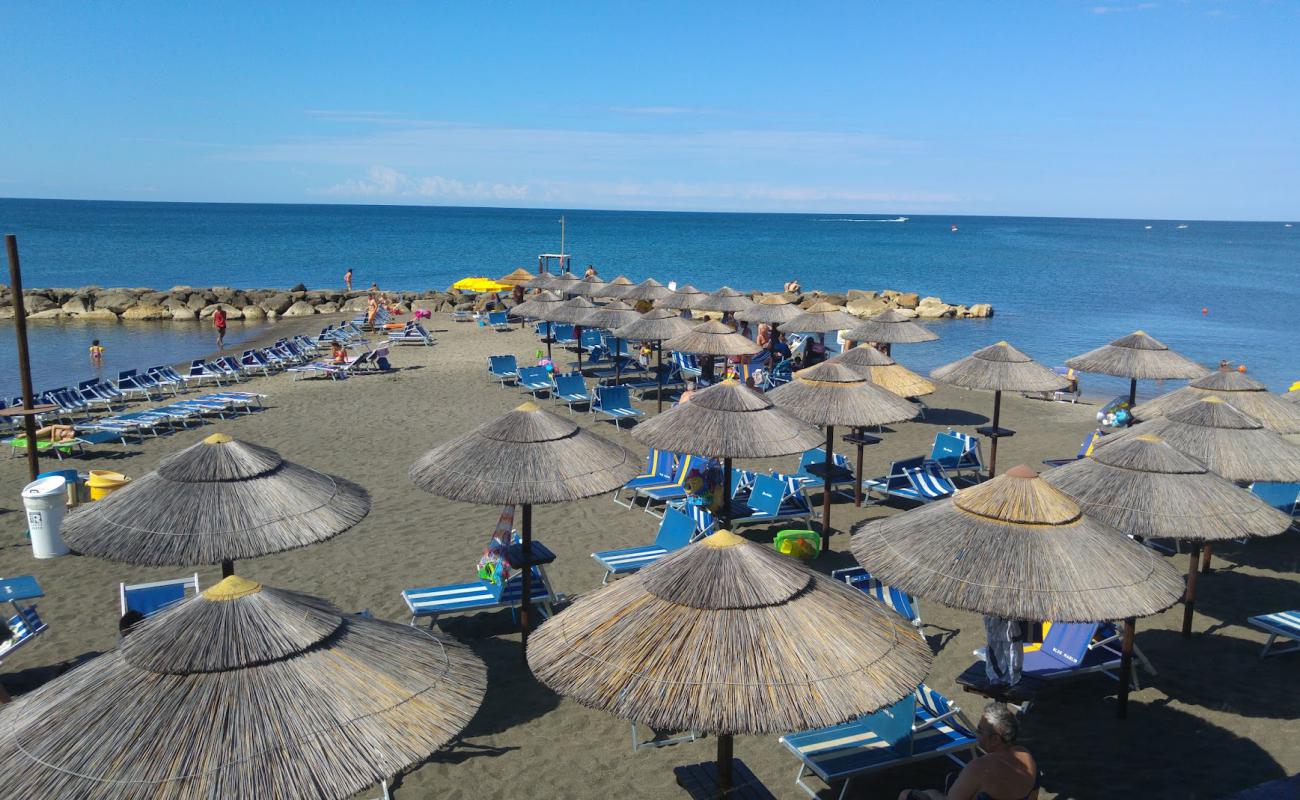 Ladispoli beach'in fotoğrafı kahverengi kum yüzey ile