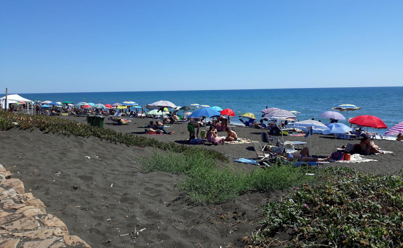 Spiaggia di Ladispoli'in fotoğrafı kahverengi kum yüzey ile