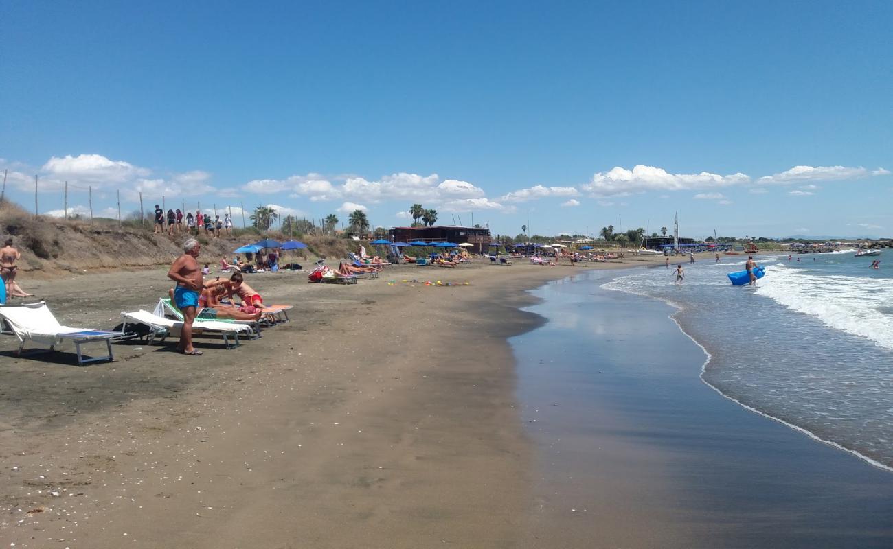 Il Castello beach'in fotoğrafı kahverengi kum yüzey ile