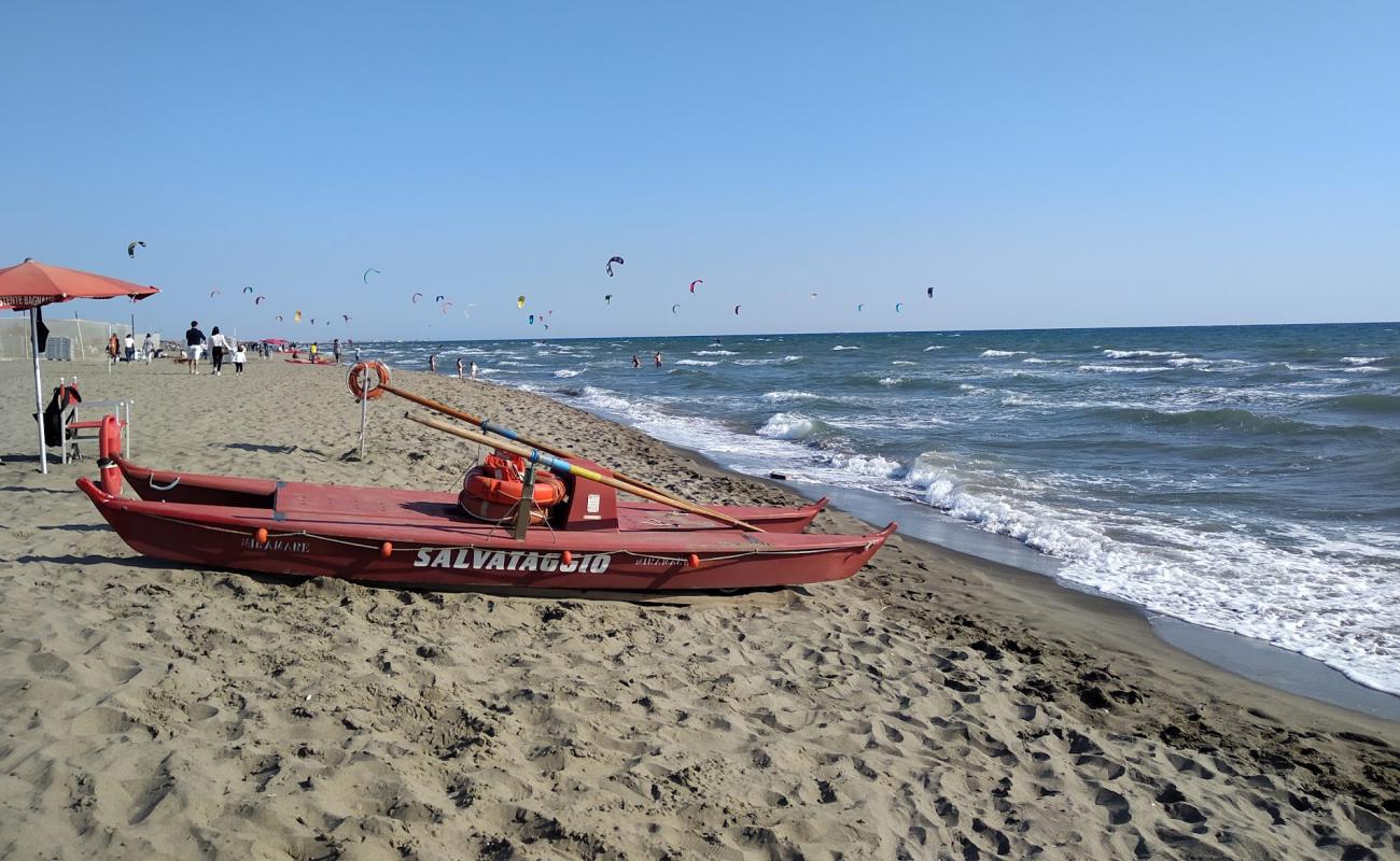 Bocca di Leone beach'in fotoğrafı kahverengi kum yüzey ile