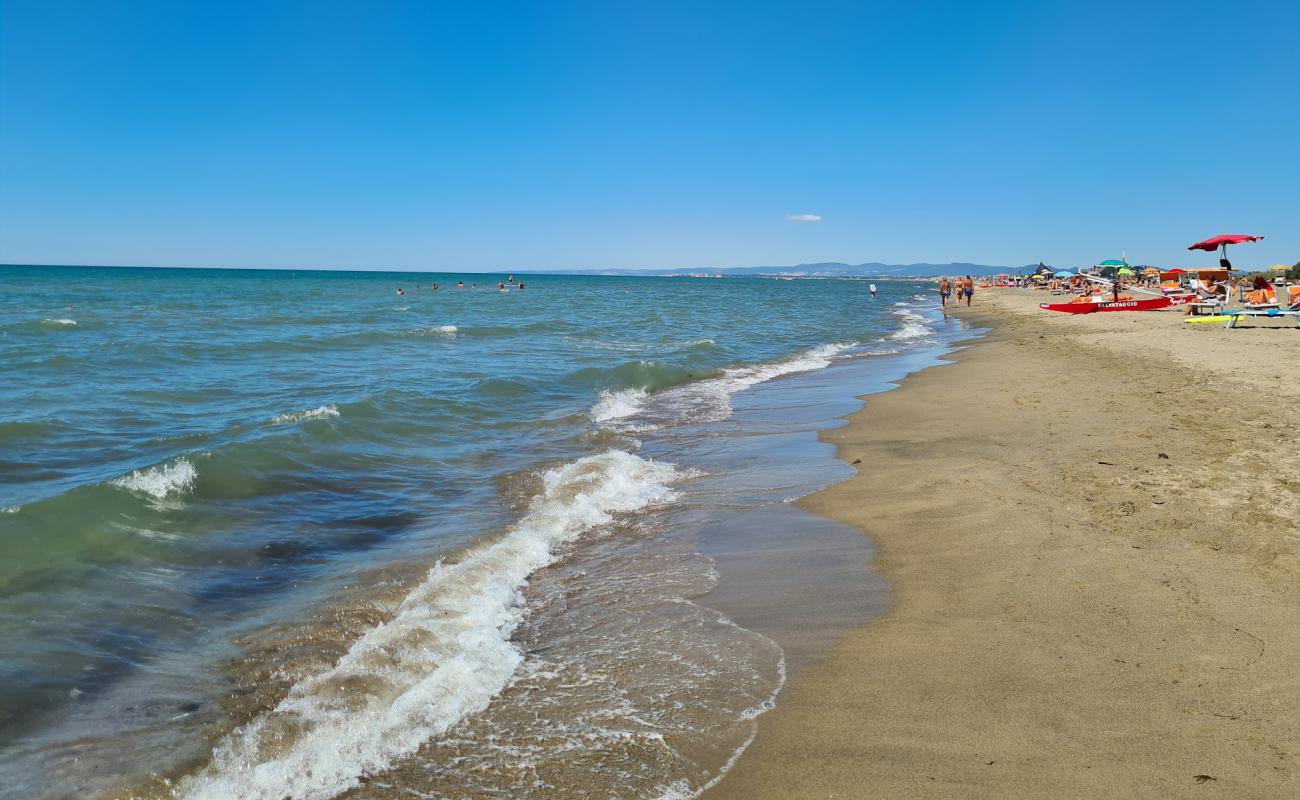 Libera di Fregene Plajı'in fotoğrafı kahverengi kum yüzey ile