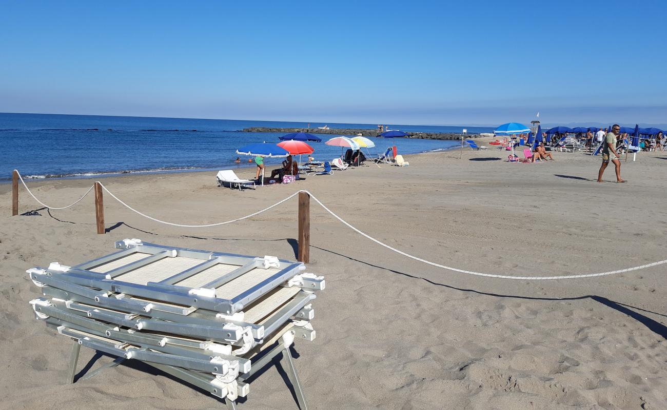 Focene beach'in fotoğrafı kahverengi kum yüzey ile