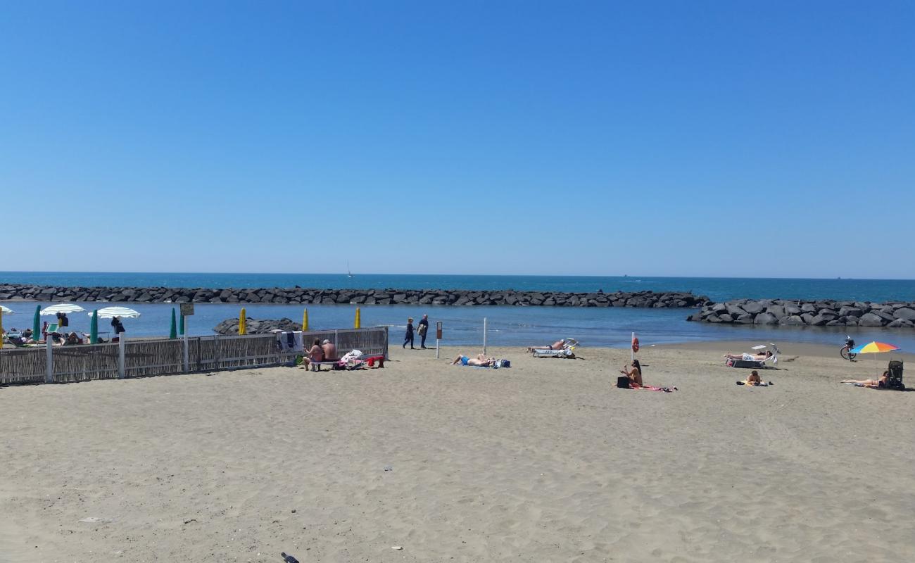 Spiaggia Di Coccia Di Morto'in fotoğrafı kahverengi kum yüzey ile