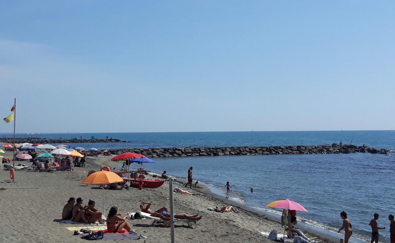 Ostiia beach II'in fotoğrafı kahverengi kum yüzey ile