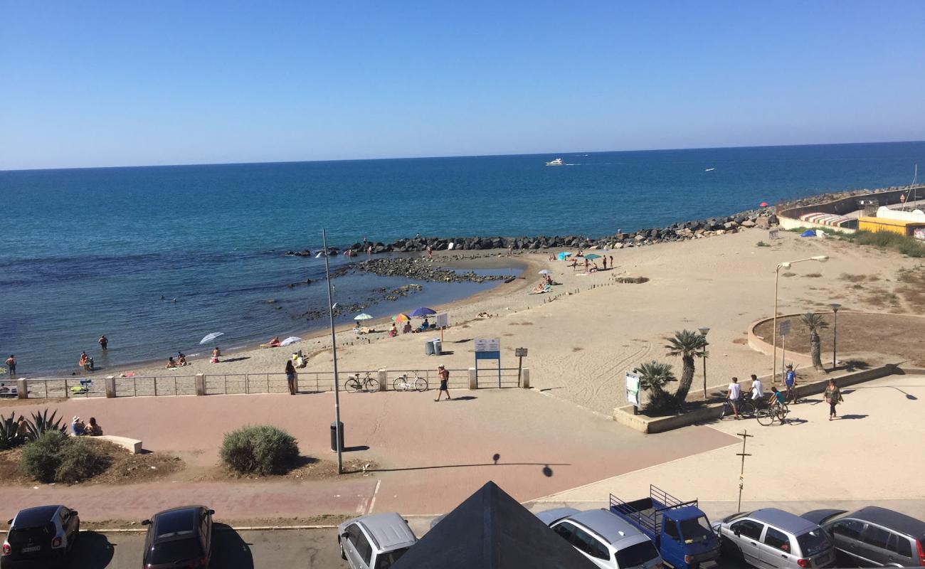 Ostia beach'in fotoğrafı kahverengi kum yüzey ile