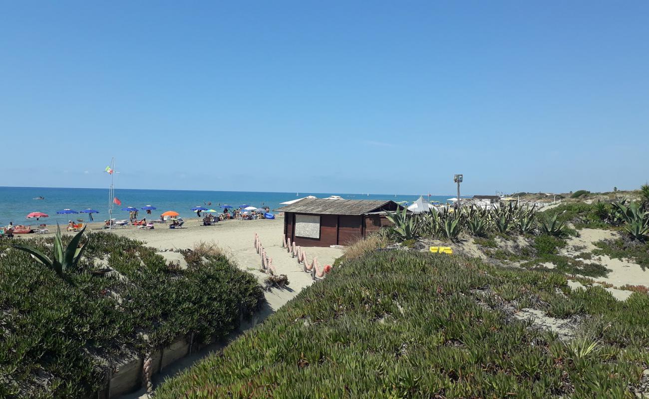 Zingarini beach'in fotoğrafı kahverengi kum yüzey ile