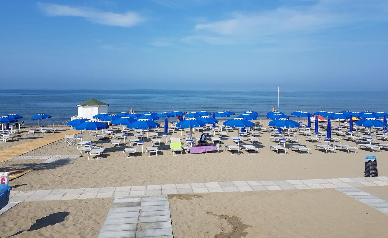 Tor San Lorenzo beach'in fotoğrafı kahverengi kum yüzey ile