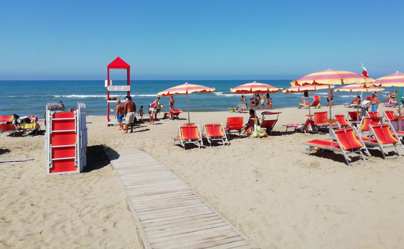 Lupetta Beach'in fotoğrafı i̇nce kahverengi kum yüzey ile