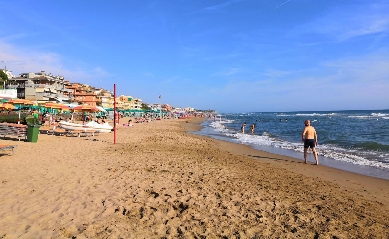 Lavinio beach'in fotoğrafı kahverengi kum yüzey ile