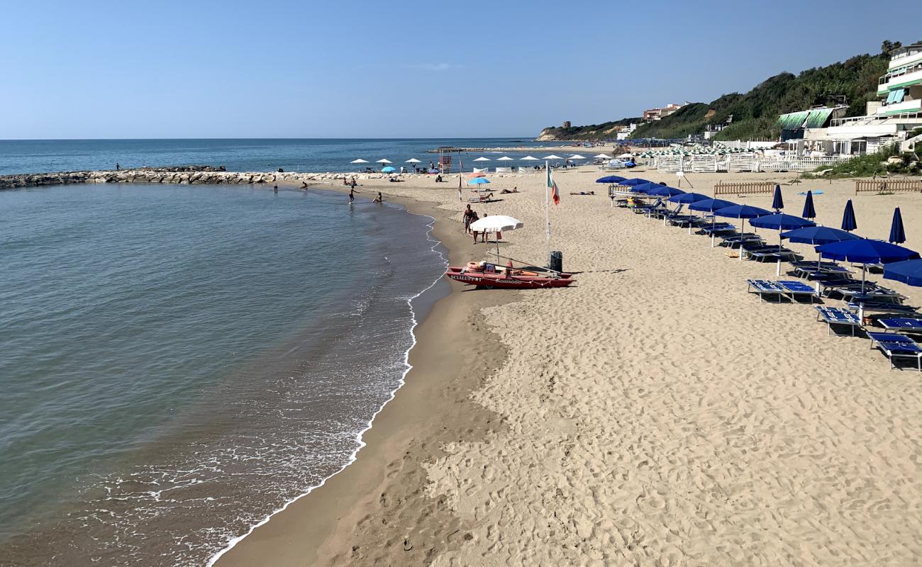 Lido delle Sirene'in fotoğrafı kahverengi kum yüzey ile