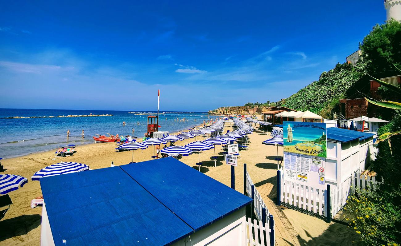 Caves of Nero beach'in fotoğrafı kahverengi kum yüzey ile