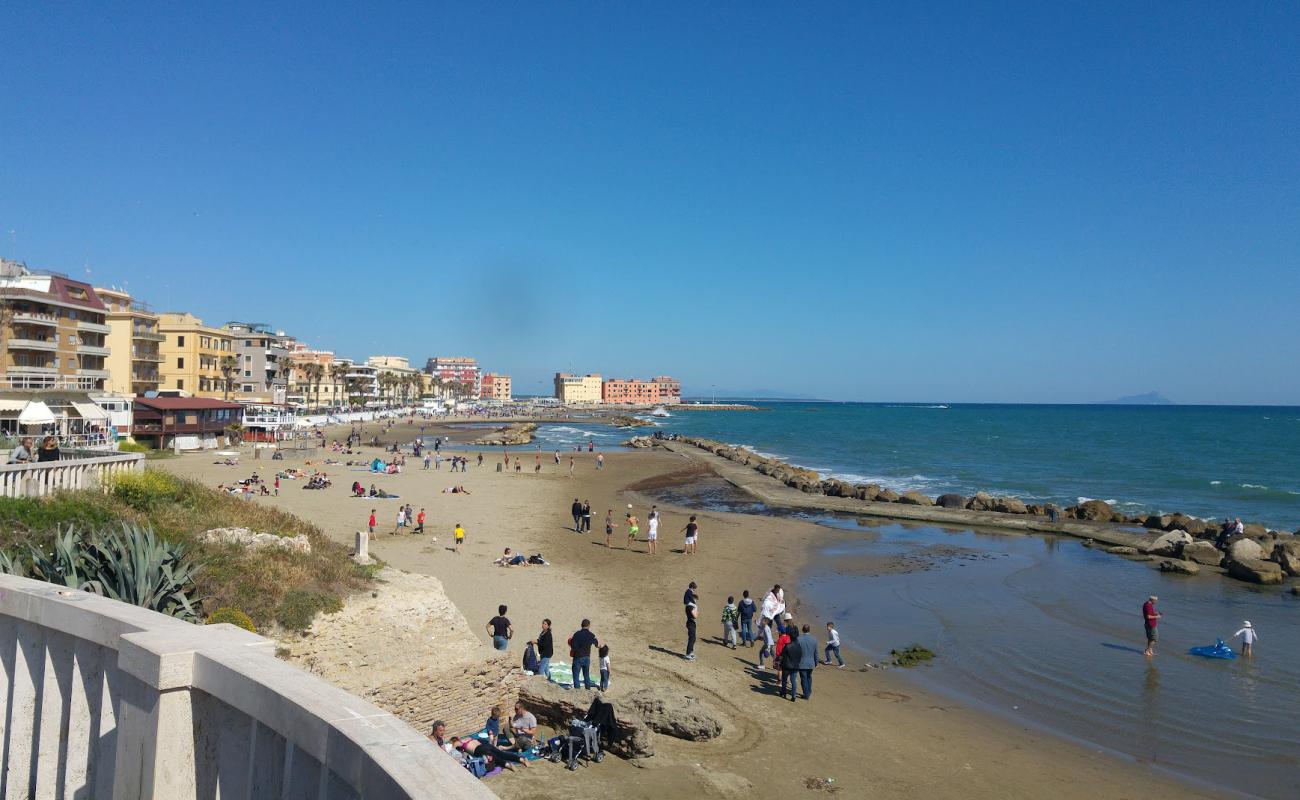 Spiaggia Anzio'in fotoğrafı kahverengi kum yüzey ile