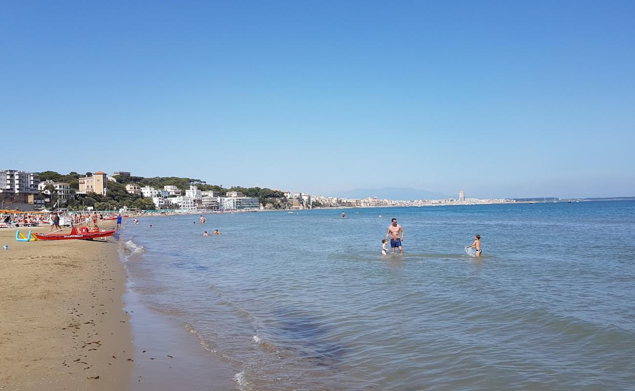 Anzio Plajı'in fotoğrafı kahverengi kum yüzey ile