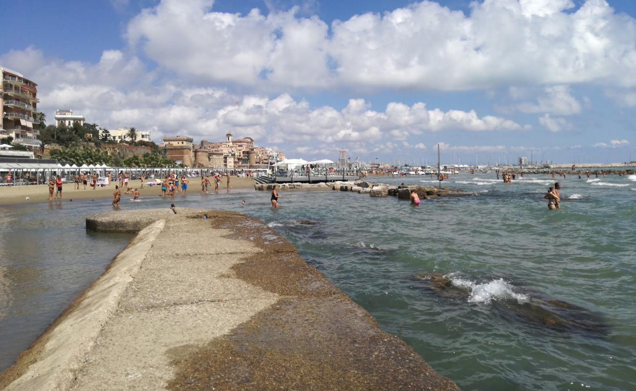 Nettuno beach'in fotoğrafı kahverengi kum yüzey ile