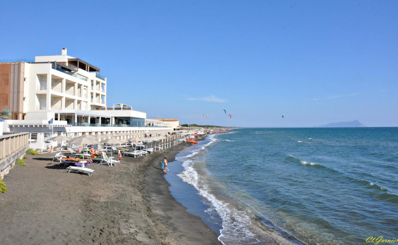 Capoportiere beach'in fotoğrafı kahverengi kum yüzey ile