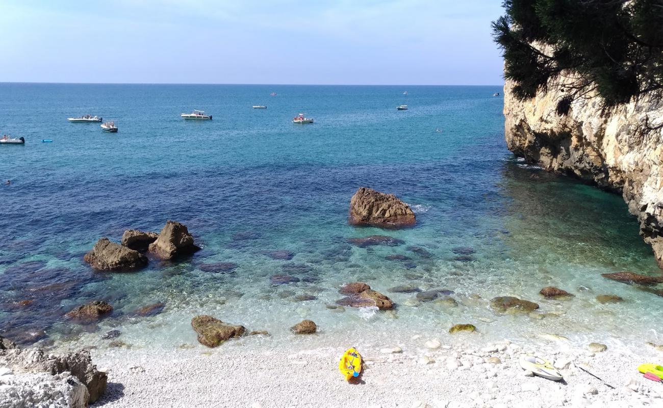 Spiaggia Dei Prigionieri'in fotoğrafı gri çakıl taşı yüzey ile