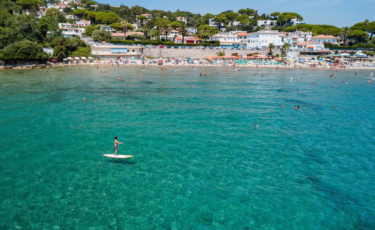 San Felice beach'in fotoğrafı kahverengi kum yüzey ile