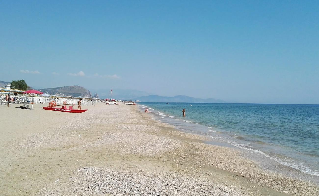 Terracina Beach'in fotoğrafı kahverengi kum yüzey ile