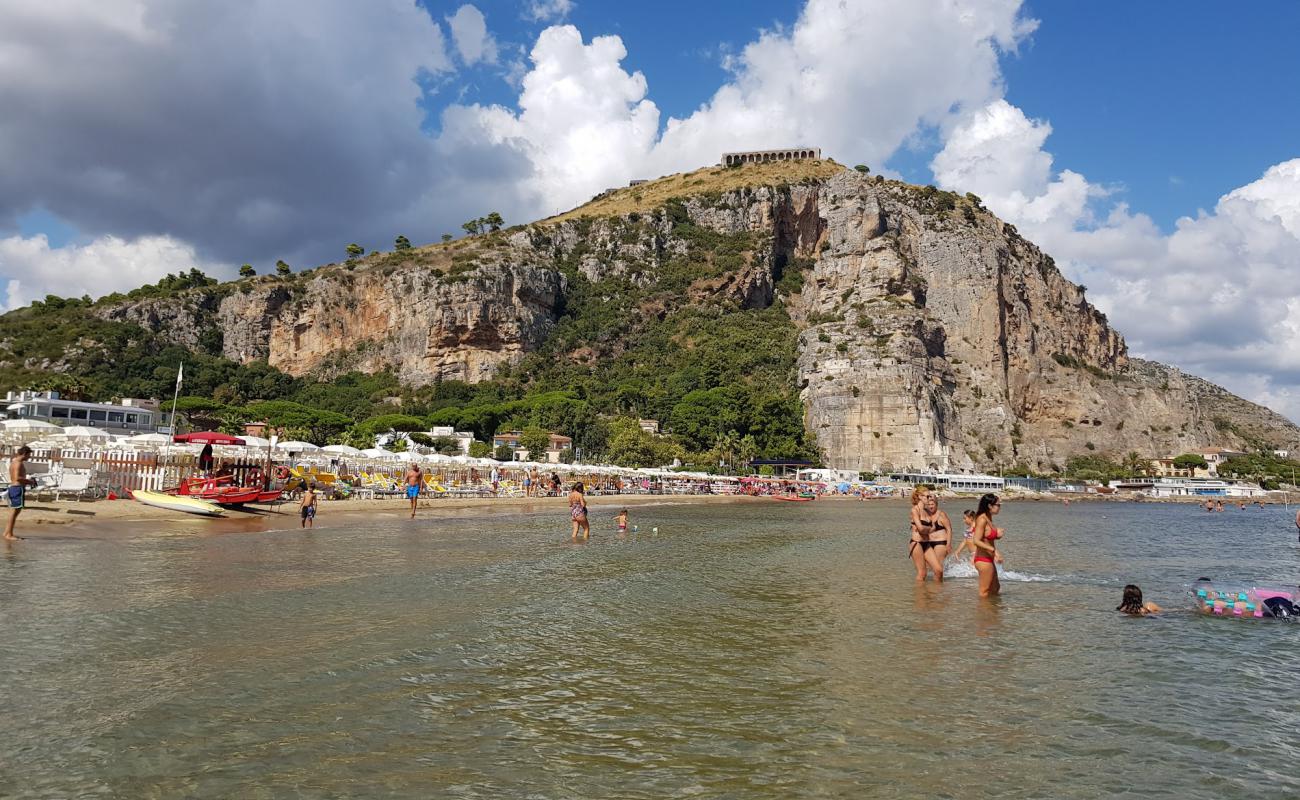 Rive di Traiano beach'in fotoğrafı kahverengi kum yüzey ile