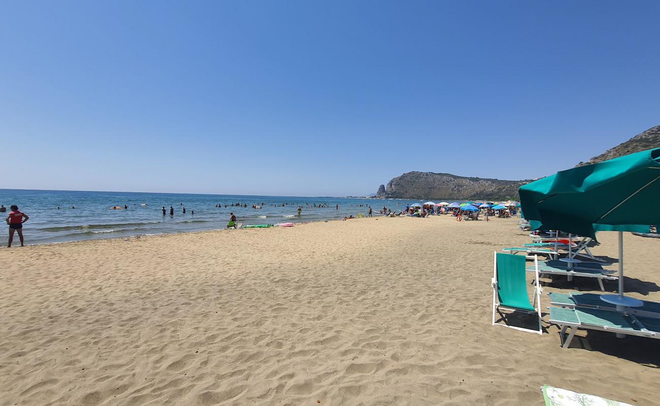 Fiumetta Beach II'in fotoğrafı kahverengi kum yüzey ile